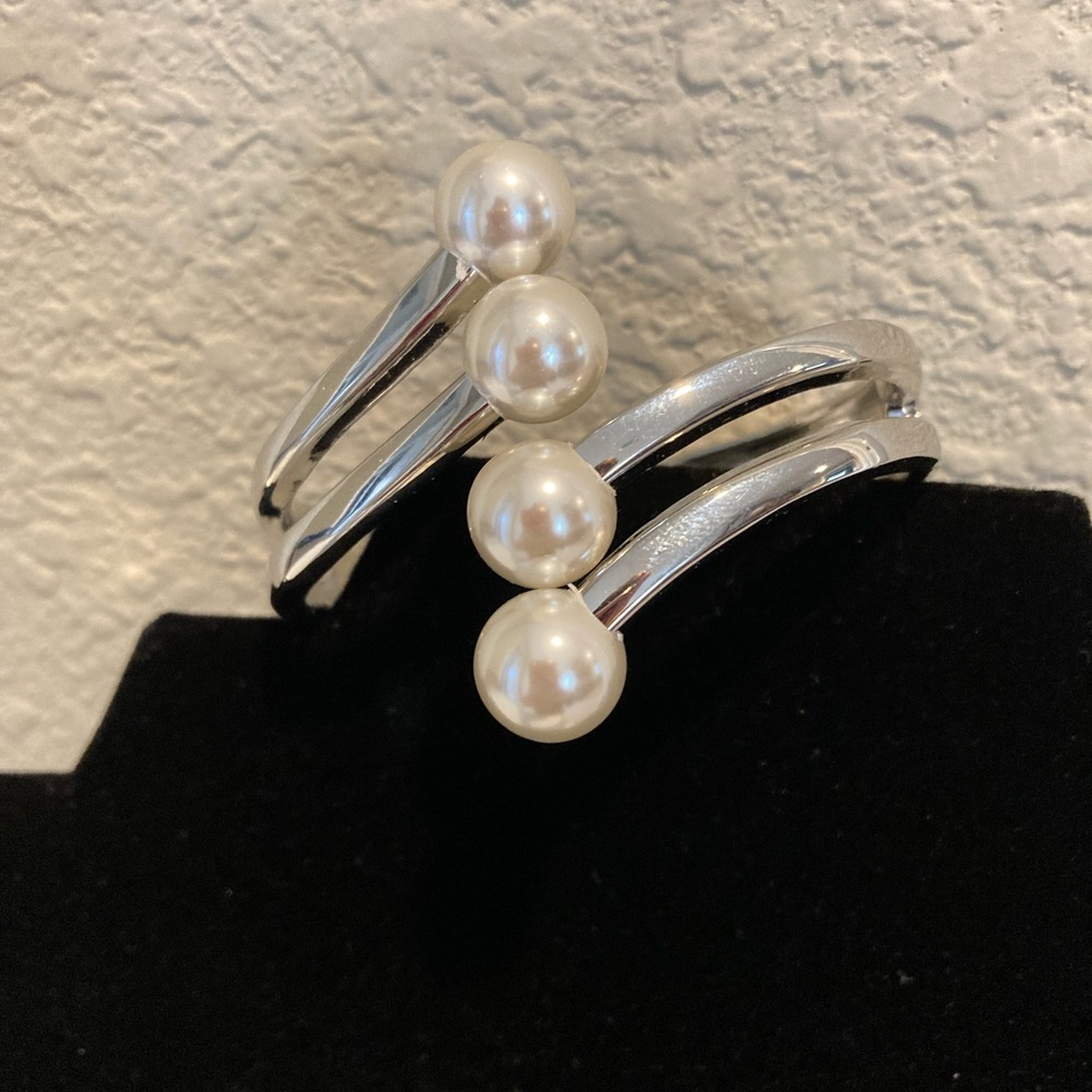 Bracelet. Silver Tone with Pearls. STATEMENT ONE. - Picture 6 of 9